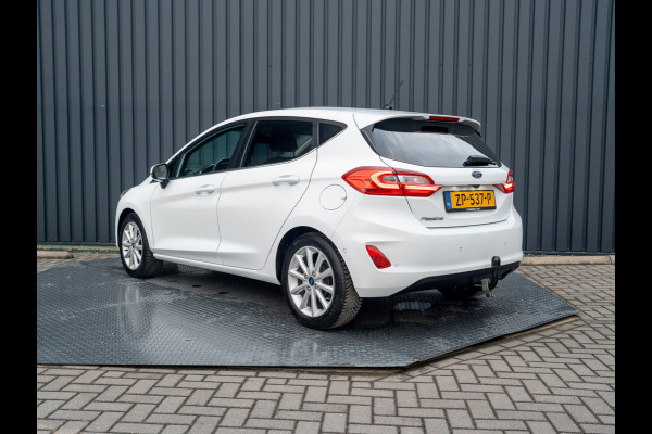 Ford Fiesta 1.0 EcoB. Aut. Titanium | Trekhaak | Stoel & Stuur verw. | Camera | Navi | PDC V&A | Prijs Rijklaar!! Ford Fiesta 1.0 EcoB. Aut. Titanium | Trekhaak | Stoel & Stuur verw. | Camera | Navi | PDC V&A | Prijs Rijklaar!!