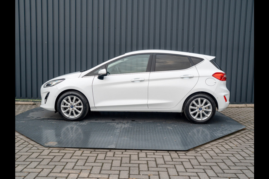 Ford Fiesta 1.0 EcoB. Aut. Titanium | Trekhaak | Stoel & Stuur verw. | Camera | Navi | PDC V&A | Prijs Rijklaar!! Ford Fiesta 1.0 EcoB. Aut. Titanium | Trekhaak | Stoel & Stuur verw. | Camera | Navi | PDC V&A | Prijs Rijklaar!!