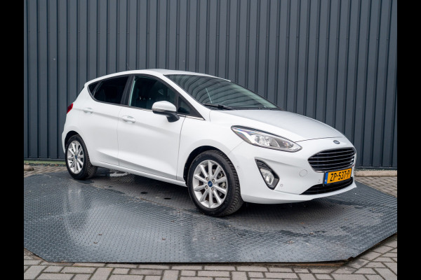 Ford Fiesta 1.0 EcoB. Aut. Titanium | Trekhaak | Stoel & Stuur verw. | Camera | Navi | PDC V&A | Prijs Rijklaar!! Ford Fiesta 1.0 EcoB. Aut. Titanium | Trekhaak | Stoel & Stuur verw. | Camera | Navi | PDC V&A | Prijs Rijklaar!!