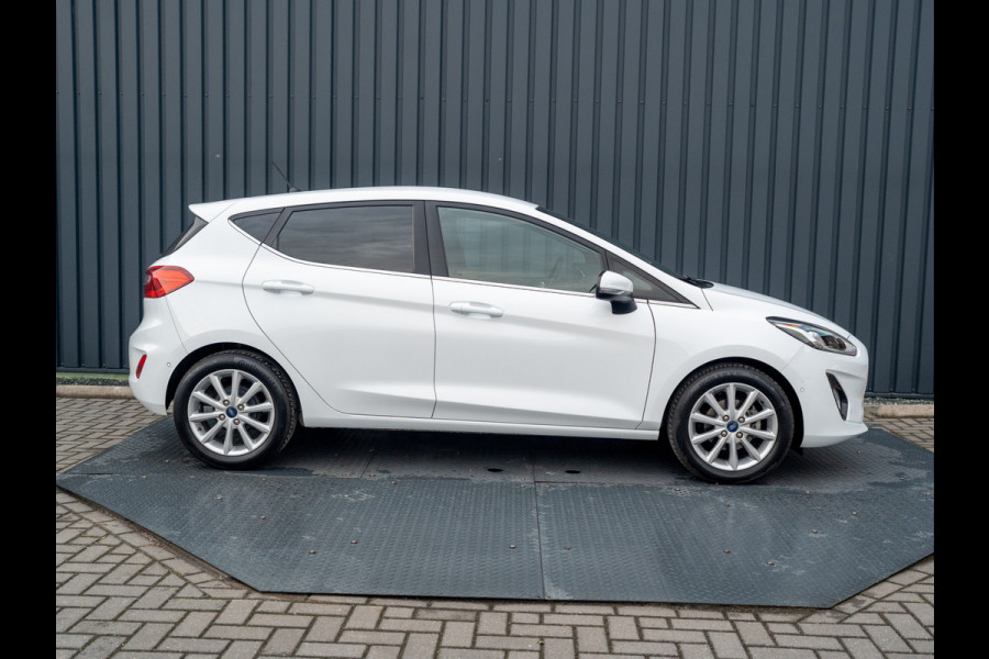 Ford Fiesta 1.0 EcoB. Aut. Titanium | Trekhaak | Stoel & Stuur verw. | Camera | Navi | PDC V&A | Prijs Rijklaar!! Ford Fiesta 1.0 EcoB. Aut. Titanium | Trekhaak | Stoel & Stuur verw. | Camera | Navi | PDC V&A | Prijs Rijklaar!!