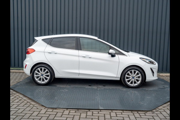 Ford Fiesta 1.0 EcoB. Aut. Titanium | Trekhaak | Stoel & Stuur verw. | Camera | Navi | PDC V&A | Prijs Rijklaar!! Ford Fiesta 1.0 EcoB. Aut. Titanium | Trekhaak | Stoel & Stuur verw. | Camera | Navi | PDC V&A | Prijs Rijklaar!!