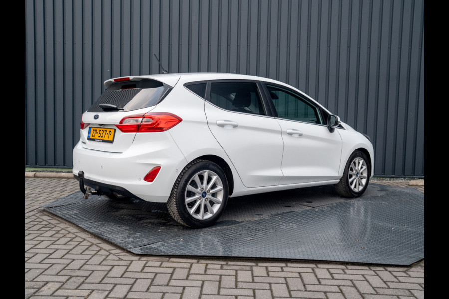 Ford Fiesta 1.0 EcoB. Aut. Titanium | Trekhaak | Stoel & Stuur verw. | Camera | Navi | PDC V&A | Prijs Rijklaar!! Ford Fiesta 1.0 EcoB. Aut. Titanium | Trekhaak | Stoel & Stuur verw. | Camera | Navi | PDC V&A | Prijs Rijklaar!!