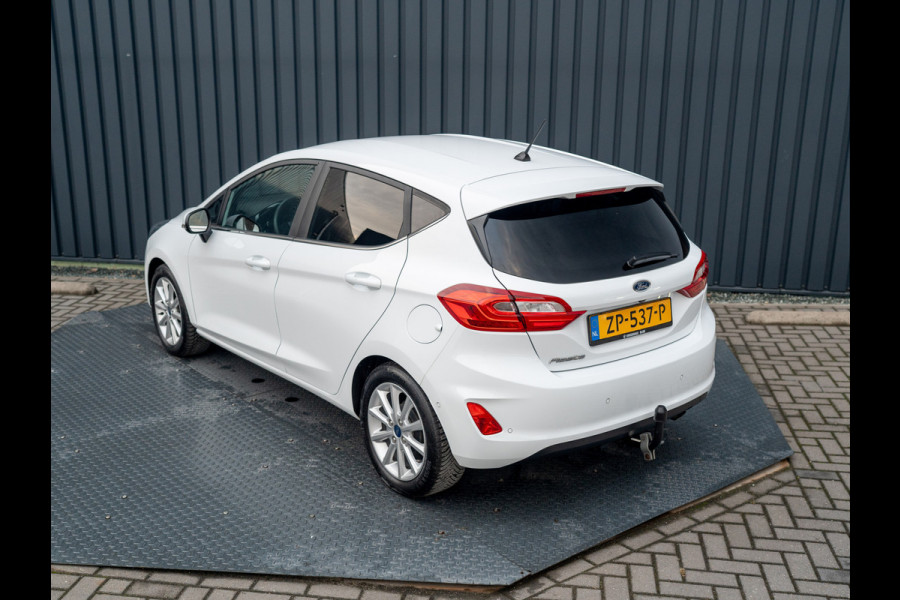 Ford Fiesta 1.0 EcoB. Aut. Titanium | Trekhaak | Stoel & Stuur verw. | Camera | Navi | PDC V&A | Prijs Rijklaar!! Ford Fiesta 1.0 EcoB. Aut. Titanium | Trekhaak | Stoel & Stuur verw. | Camera | Navi | PDC V&A | Prijs Rijklaar!!