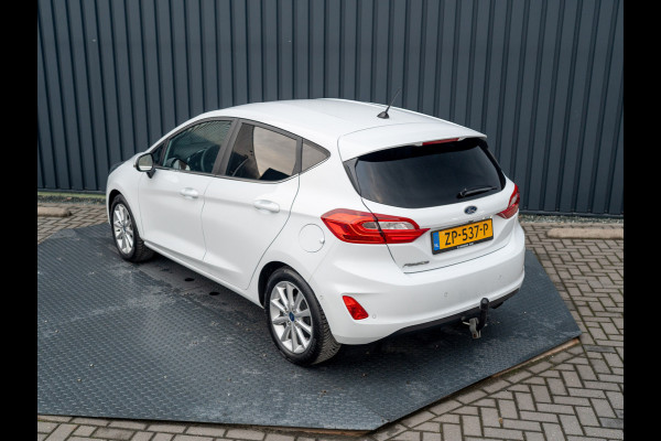 Ford Fiesta 1.0 EcoB. Aut. Titanium | Trekhaak | Stoel & Stuur verw. | Camera | Navi | PDC V&A | Prijs Rijklaar!! Ford Fiesta 1.0 EcoB. Aut. Titanium | Trekhaak | Stoel & Stuur verw. | Camera | Navi | PDC V&A | Prijs Rijklaar!!