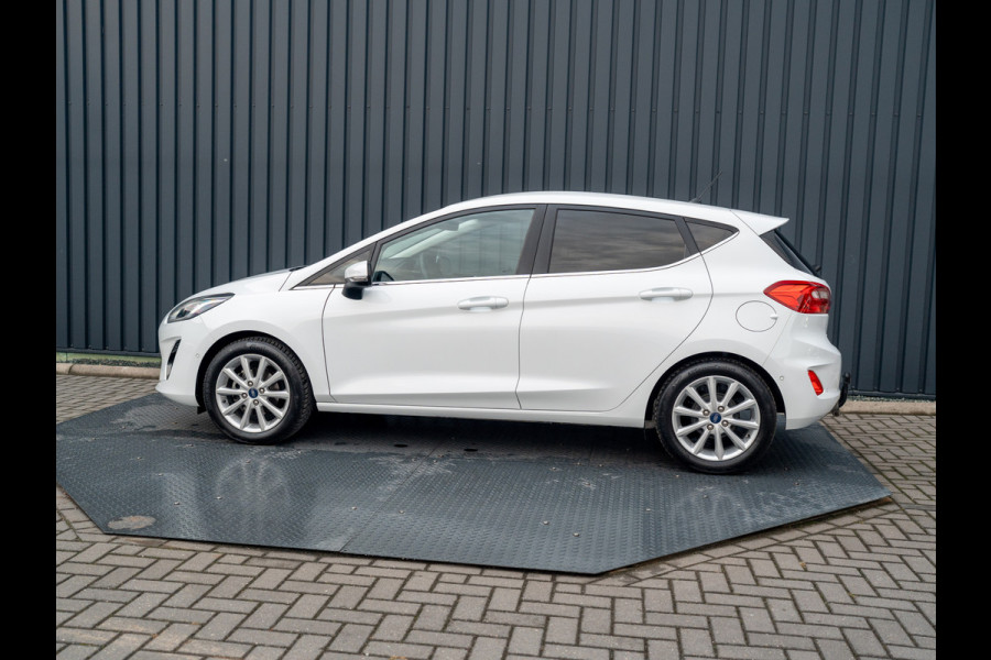 Ford Fiesta 1.0 EcoB. Aut. Titanium | Trekhaak | Stoel & Stuur verw. | Camera | Navi | PDC V&A | Prijs Rijklaar!! Ford Fiesta 1.0 EcoB. Aut. Titanium | Trekhaak | Stoel & Stuur verw. | Camera | Navi | PDC V&A | Prijs Rijklaar!!