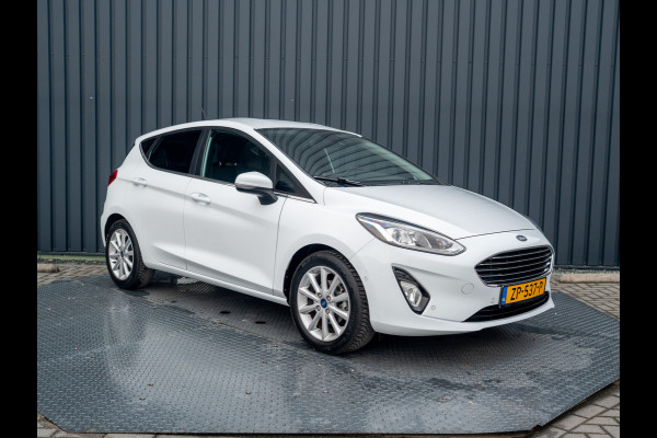 Ford Fiesta 1.0 EcoB. Aut. Titanium | Trekhaak | Stoel & Stuur verw. | Camera | Navi | PDC V&A | Prijs Rijklaar!! Ford Fiesta 1.0 EcoB. Aut. Titanium | Trekhaak | Stoel & Stuur verw. | Camera | Navi | PDC V&A | Prijs Rijklaar!!