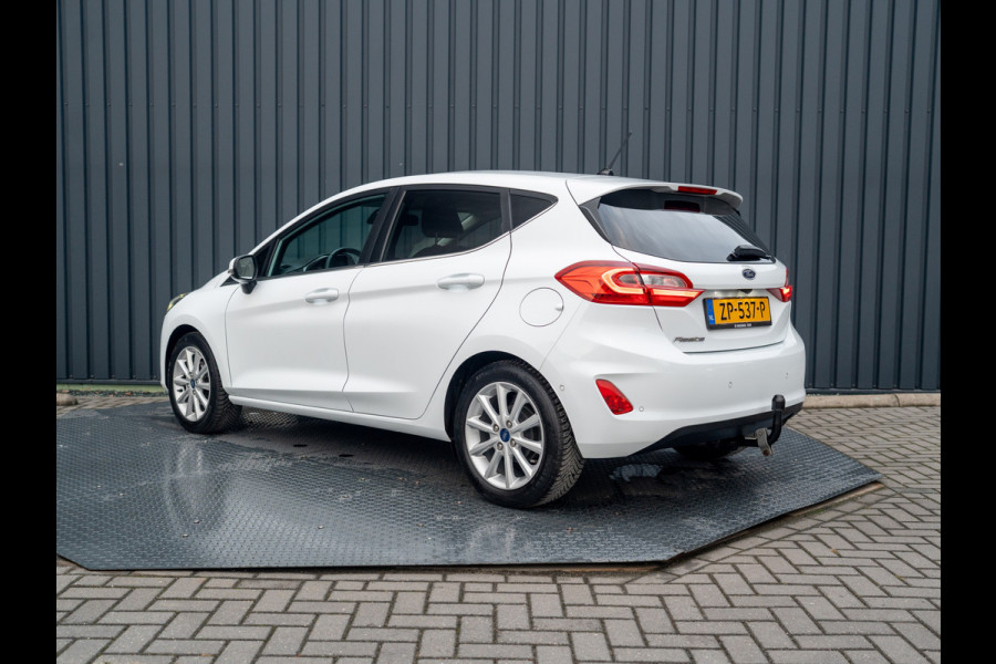 Ford Fiesta 1.0 EcoB. Aut. Titanium | Trekhaak | Stoel & Stuur verw. | Camera | Navi | PDC V&A | Prijs Rijklaar!! Ford Fiesta 1.0 EcoB. Aut. Titanium | Trekhaak | Stoel & Stuur verw. | Camera | Navi | PDC V&A | Prijs Rijklaar!!