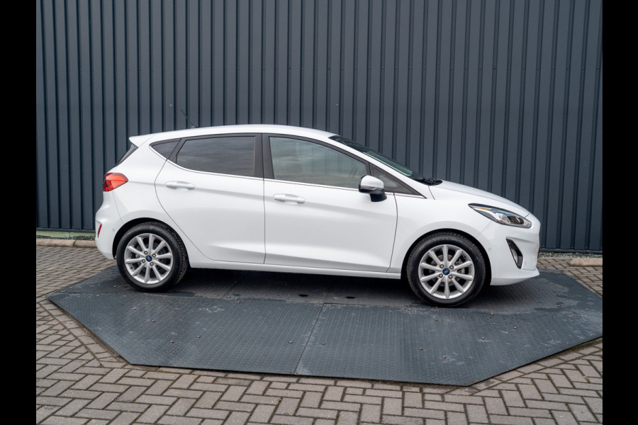 Ford Fiesta 1.0 EcoB. Aut. Titanium | Trekhaak | Stoel & Stuur verw. | Camera | Navi | PDC V&A | Prijs Rijklaar!! Ford Fiesta 1.0 EcoB. Aut. Titanium | Trekhaak | Stoel & Stuur verw. | Camera | Navi | PDC V&A | Prijs Rijklaar!!
