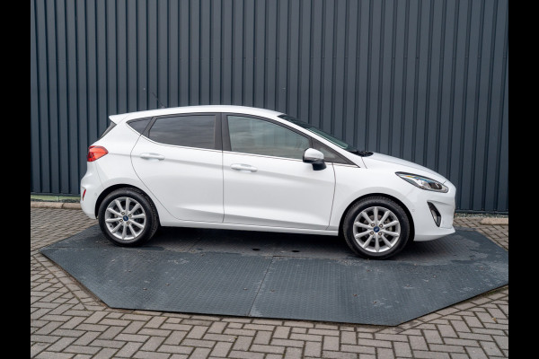 Ford Fiesta 1.0 EcoB. Aut. Titanium | Trekhaak | Stoel & Stuur verw. | Camera | Navi | PDC V&A | Prijs Rijklaar!! Ford Fiesta 1.0 EcoB. Aut. Titanium | Trekhaak | Stoel & Stuur verw. | Camera | Navi | PDC V&A | Prijs Rijklaar!!