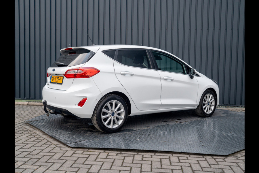 Ford Fiesta 1.0 EcoB. Aut. Titanium | Trekhaak | Stoel & Stuur verw. | Camera | Navi | PDC V&A | Prijs Rijklaar!! Ford Fiesta 1.0 EcoB. Aut. Titanium | Trekhaak | Stoel & Stuur verw. | Camera | Navi | PDC V&A | Prijs Rijklaar!!