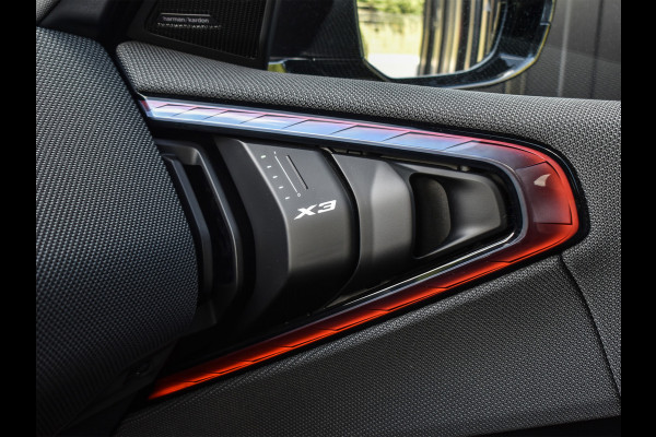 BMW X3 30e xDRIVE | M-SPORT PRO | ADAPTIVE SUSPENSION | PANORAMADAK | DRIVING ASSISTANT PLUS | COMFORT ACCESS | TREKHAAK | ICONIC GLOW