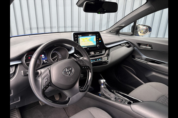 Toyota C-HR 1.8 Hybrid First Edition | Bi-Tone | JBL | Blind Spot | Navi | Pakeersensoren | Apple Carplay | Prijs Rijklaar!! Toyota C-HR 1.8 Hybrid First Edition | Bi-Tone | JBL | Blind Spot | Navi | Pakeersensoren | Apple Carplay | Prijs Rijklaar!!