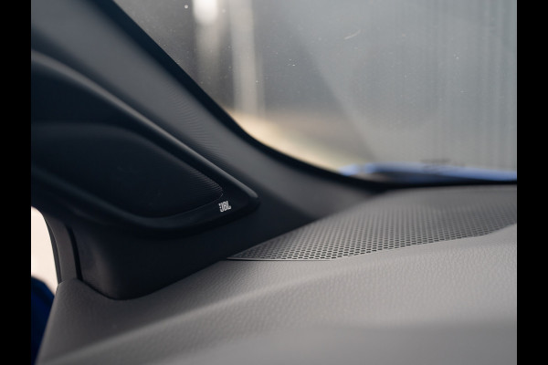 Toyota C-HR 1.8 Hybrid First Edition | Bi-Tone | JBL | Blind Spot | Navi | Pakeersensoren | Apple Carplay | Prijs Rijklaar!! Toyota C-HR 1.8 Hybrid First Edition | Bi-Tone | JBL | Blind Spot | Navi | Pakeersensoren | Apple Carplay | Prijs Rijklaar!!