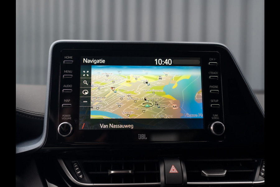 Toyota C-HR 1.8 Hybrid First Edition | Bi-Tone | JBL | Blind Spot | Navi | Pakeersensoren | Apple Carplay | Prijs Rijklaar!! Toyota C-HR 1.8 Hybrid First Edition | Bi-Tone | JBL | Blind Spot | Navi | Pakeersensoren | Apple Carplay | Prijs Rijklaar!!