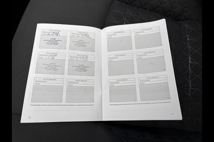 Toyota C-HR 1.8 Hybrid First Edition | Bi-Tone | JBL | Blind Spot | Navi | Pakeersensoren | Apple Carplay | Prijs Rijklaar!! Toyota C-HR 1.8 Hybrid First Edition | Bi-Tone | JBL | Blind Spot | Navi | Pakeersensoren | Apple Carplay | Prijs Rijklaar!!