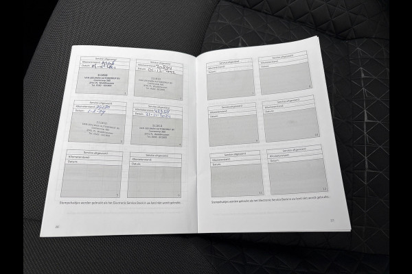 Toyota C-HR 1.8 Hybrid First Edition | Bi-Tone | JBL | Blind Spot | Navi | Pakeersensoren | Apple Carplay | Prijs Rijklaar!! Toyota C-HR 1.8 Hybrid First Edition | Bi-Tone | JBL | Blind Spot | Navi | Pakeersensoren | Apple Carplay | Prijs Rijklaar!!