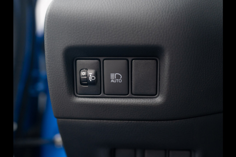 Toyota C-HR 1.8 Hybrid First Edition | Bi-Tone | JBL | Blind Spot | Navi | Pakeersensoren | Apple Carplay | Prijs Rijklaar!! Toyota C-HR 1.8 Hybrid First Edition | Bi-Tone | JBL | Blind Spot | Navi | Pakeersensoren | Apple Carplay | Prijs Rijklaar!!