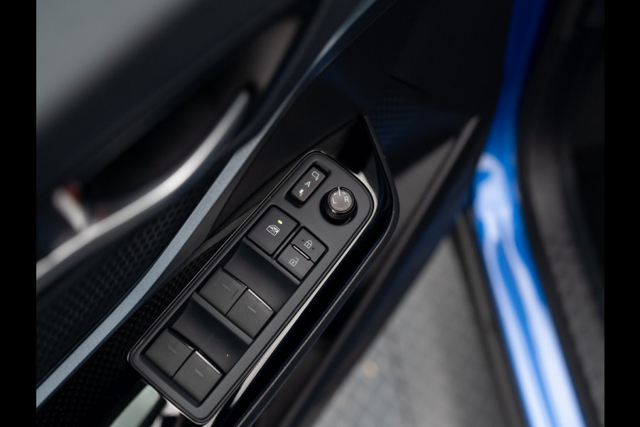 Toyota C-HR 1.8 Hybrid First Edition | Bi-Tone | JBL | Blind Spot | Navi | Pakeersensoren | Apple Carplay | Prijs Rijklaar!! Toyota C-HR 1.8 Hybrid First Edition | Bi-Tone | JBL | Blind Spot | Navi | Pakeersensoren | Apple Carplay | Prijs Rijklaar!!