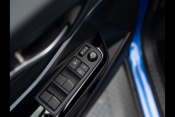Toyota C-HR 1.8 Hybrid First Edition | Bi-Tone | JBL | Blind Spot | Navi | Pakeersensoren | Apple Carplay | Prijs Rijklaar!! Toyota C-HR 1.8 Hybrid First Edition | Bi-Tone | JBL | Blind Spot | Navi | Pakeersensoren | Apple Carplay | Prijs Rijklaar!!