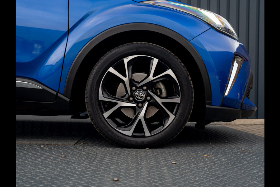 Toyota C-HR 1.8 Hybrid First Edition | Bi-Tone | JBL | Blind Spot | Navi | Pakeersensoren | Apple Carplay | Prijs Rijklaar!! Toyota C-HR 1.8 Hybrid First Edition | Bi-Tone | JBL | Blind Spot | Navi | Pakeersensoren | Apple Carplay | Prijs Rijklaar!!