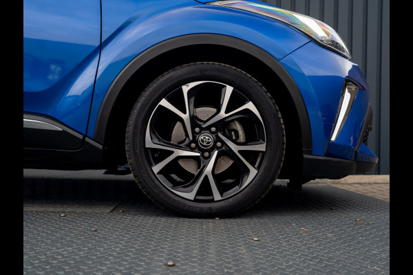 Toyota C-HR 1.8 Hybrid First Edition | Bi-Tone | JBL | Blind Spot | Navi | Pakeersensoren | Apple Carplay | Prijs Rijklaar!! Toyota C-HR 1.8 Hybrid First Edition | Bi-Tone | JBL | Blind Spot | Navi | Pakeersensoren | Apple Carplay | Prijs Rijklaar!!