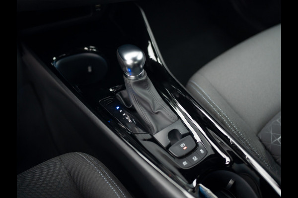 Toyota C-HR 1.8 Hybrid First Edition | Bi-Tone | JBL | Blind Spot | Navi | Pakeersensoren | Apple Carplay | Prijs Rijklaar!! Toyota C-HR 1.8 Hybrid First Edition | Bi-Tone | JBL | Blind Spot | Navi | Pakeersensoren | Apple Carplay | Prijs Rijklaar!!