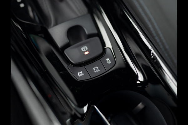 Toyota C-HR 1.8 Hybrid First Edition | Bi-Tone | JBL | Blind Spot | Navi | Pakeersensoren | Apple Carplay | Prijs Rijklaar!! Toyota C-HR 1.8 Hybrid First Edition | Bi-Tone | JBL | Blind Spot | Navi | Pakeersensoren | Apple Carplay | Prijs Rijklaar!!