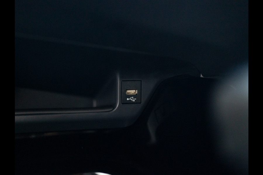 Toyota C-HR 1.8 Hybrid First Edition | Bi-Tone | JBL | Blind Spot | Navi | Pakeersensoren | Apple Carplay | Prijs Rijklaar!! Toyota C-HR 1.8 Hybrid First Edition | Bi-Tone | JBL | Blind Spot | Navi | Pakeersensoren | Apple Carplay | Prijs Rijklaar!!