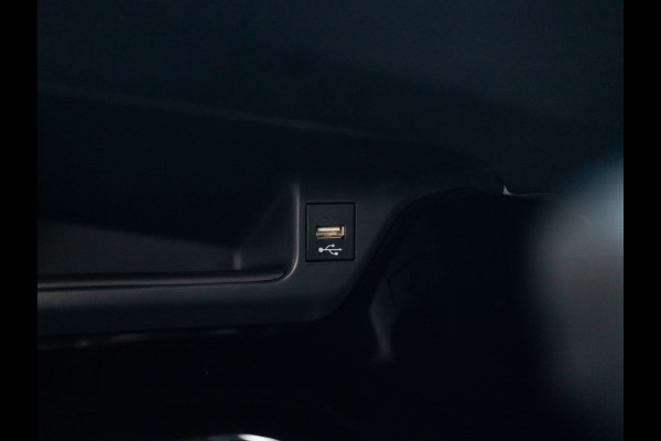 Toyota C-HR 1.8 Hybrid First Edition | Bi-Tone | JBL | Blind Spot | Navi | Pakeersensoren | Apple Carplay | Prijs Rijklaar!! Toyota C-HR 1.8 Hybrid First Edition | Bi-Tone | JBL | Blind Spot | Navi | Pakeersensoren | Apple Carplay | Prijs Rijklaar!!