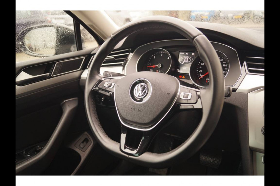 Volkswagen Passat 1.6 TDI DSG Highline -NAVI-ECC-PDC-