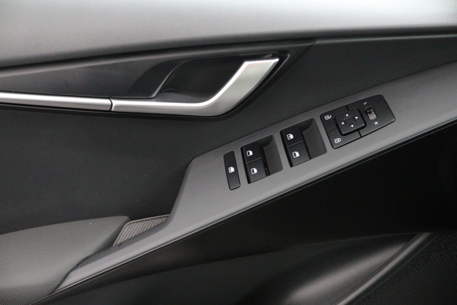 Kia Niro EV Light Edition 64.8 kWh - Navigatie - Climate Control - Apple Carplay/Android Auto - Fabrieksgarantie tot 05-2031 Kia Niro EV Light Edition 64.8 kWh - Navigatie - Climate Control - Apple Carplay/Android Auto - Fabrieksgarantie tot 05-2031