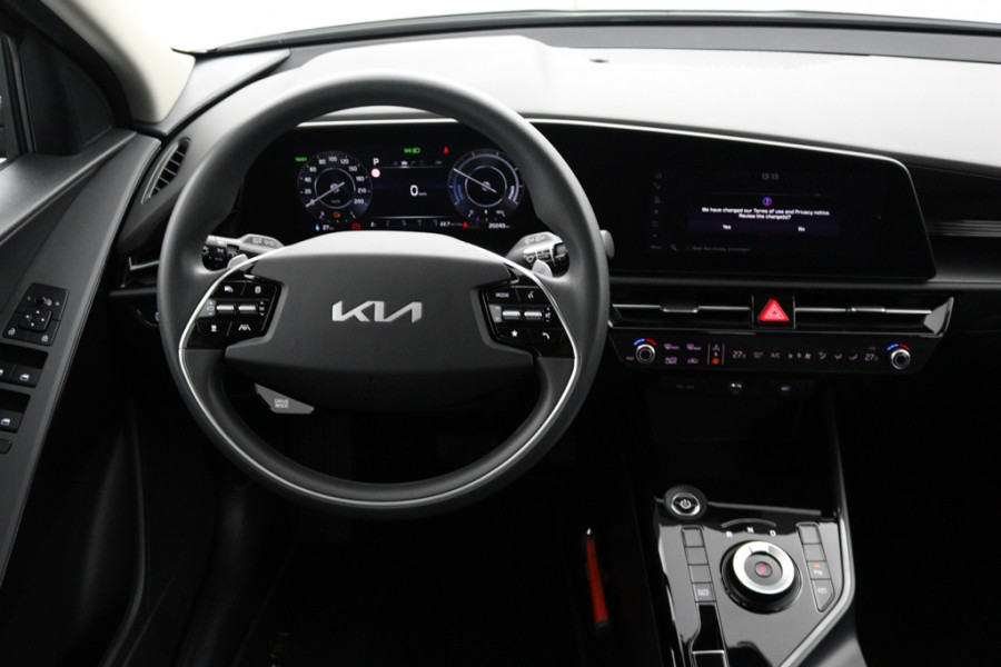 Kia Niro EV Light Edition 64.8 kWh - Navigatie - Climate Control - Apple Carplay/Android Auto - Fabrieksgarantie tot 05-2031 Kia Niro EV Light Edition 64.8 kWh - Navigatie - Climate Control - Apple Carplay/Android Auto - Fabrieksgarantie tot 05-2031