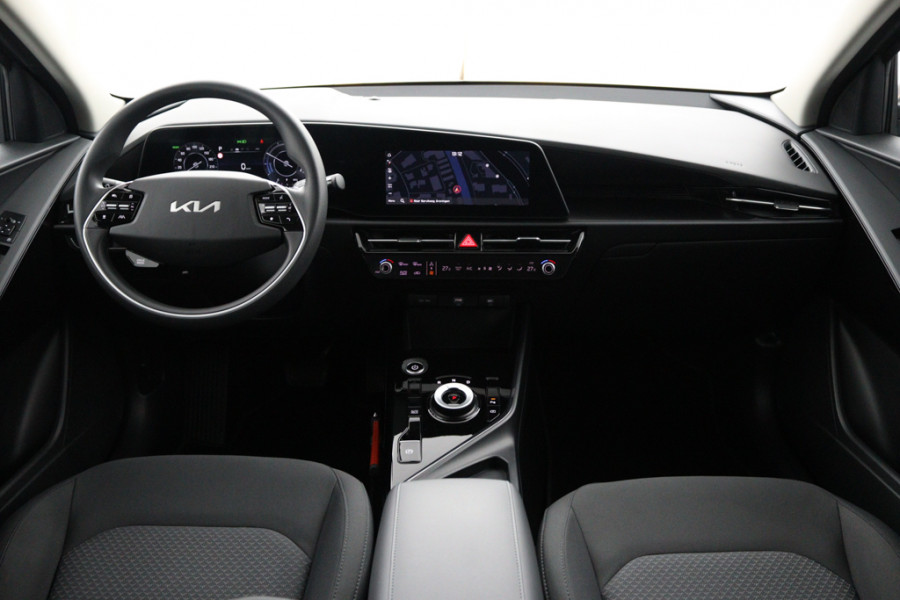 Kia Niro EV Light Edition 64.8 kWh - Navigatie - Climate Control - Apple Carplay/Android Auto - Fabrieksgarantie tot 05-2031 Kia Niro EV Light Edition 64.8 kWh - Navigatie - Climate Control - Apple Carplay/Android Auto - Fabrieksgarantie tot 05-2031