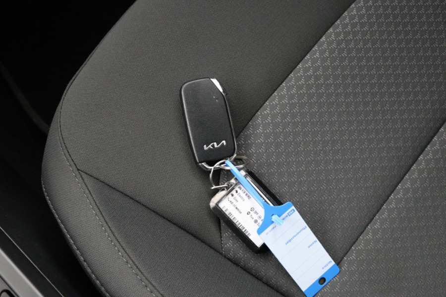 Kia Niro EV Light Edition 64.8 kWh - Navigatie - Climate Control - Apple Carplay/Android Auto - Fabrieksgarantie tot 05-2031 Kia Niro EV Light Edition 64.8 kWh - Navigatie - Climate Control - Apple Carplay/Android Auto - Fabrieksgarantie tot 05-2031