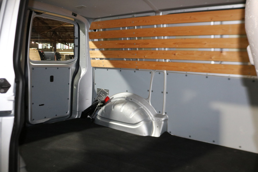 Volkswagen Transporter 2.0 TDI L1 H1 110pk Airco Navigatie Trekhaak