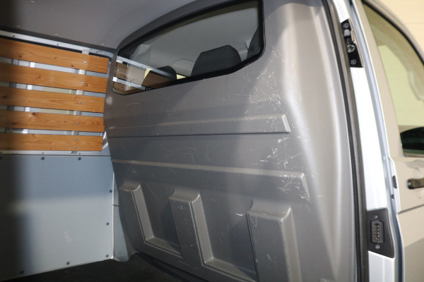 Volkswagen Transporter 2.0 TDI L1 H1 110pk Airco Navigatie Trekhaak