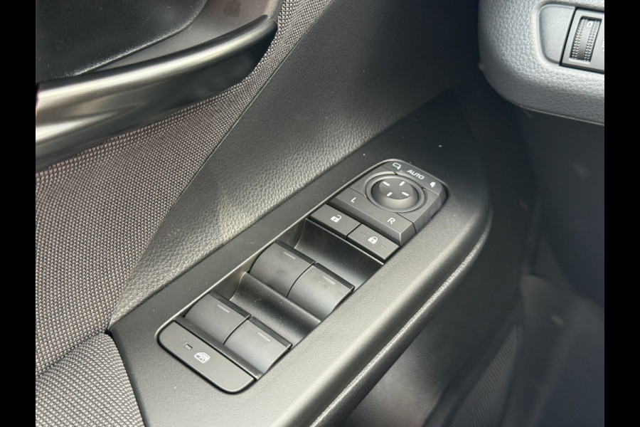 Toyota C-HR 2.0 Plug-in Hybrid 220 Dynamic | ACC | Camera | Navi XL | Keyless | Winter-Pakket | 18 inch Toyota C-HR 2.0 Plug-in Hybrid 220 Dynamic | ACC | Camera | Navi XL | Keyless | Winter-Pakket | 18 inch