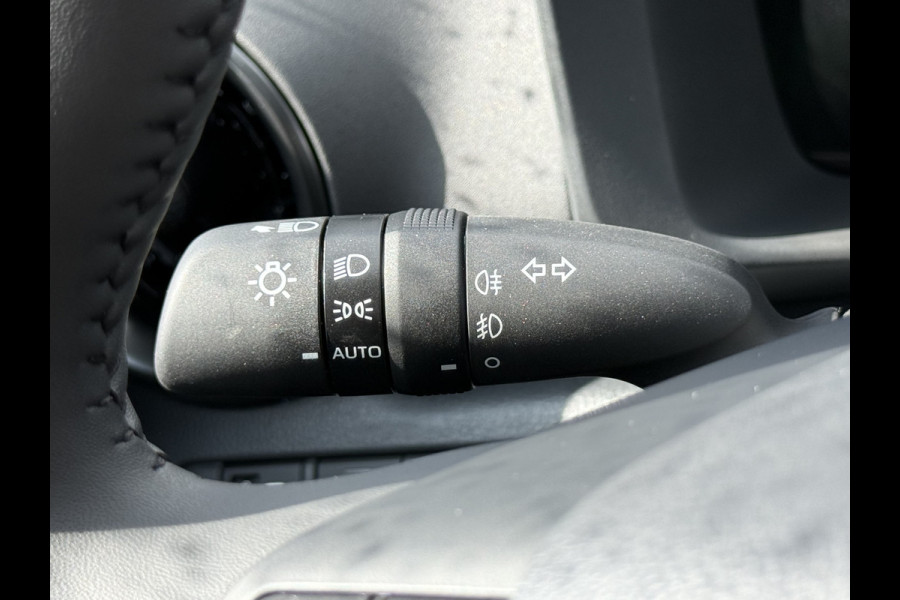 Toyota C-HR 2.0 Plug-in Hybrid 220 Dynamic | ACC | Camera | Navi XL | Keyless | Winter-Pakket | 18 inch Toyota C-HR 2.0 Plug-in Hybrid 220 Dynamic | ACC | Camera | Navi XL | Keyless | Winter-Pakket | 18 inch