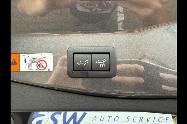 Toyota C-HR 2.0 Plug-in Hybrid 220 Dynamic | ACC | Camera | Navi XL | Keyless | Winter-Pakket | 18 inch Toyota C-HR 2.0 Plug-in Hybrid 220 Dynamic | ACC | Camera | Navi XL | Keyless | Winter-Pakket | 18 inch