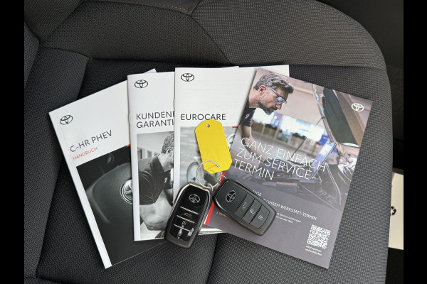 Toyota C-HR 2.0 Plug-in Hybrid 220 Dynamic | ACC | Camera | Navi XL | Keyless | Winter-Pakket | 18 inch Toyota C-HR 2.0 Plug-in Hybrid 220 Dynamic | ACC | Camera | Navi XL | Keyless | Winter-Pakket | 18 inch