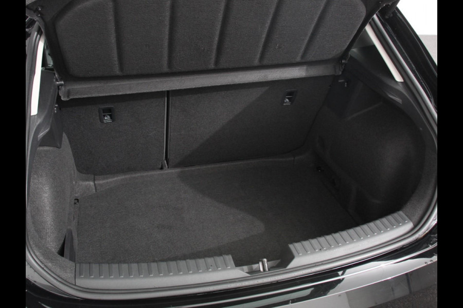 Seat Leon 1.0 eTSI 110pk DSG Style Navigatie Apple Carplay/ Android Auto Camera Parkeersensoren Stoel- en stuurverwarming Cruise Control Virtual Cockpit Climate Control Seat Leon 1.0 eTSI 110pk DSG Style Navigatie Apple Carplay/ Android Auto Camera Parkeersensoren Stoel- en stuurverwarming Cruise Control Virtual Cockpit Climate Control