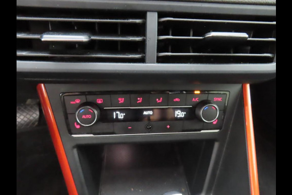 Volkswagen Polo 1.5 TSI Highline Business R - Automaat - Navi - Winterpakket - Trekhaak - Org.NL Volkswagen Polo 1.5 TSI Highline Business R - Automaat - Navi - Winterpakket - Trekhaak - Org.NL