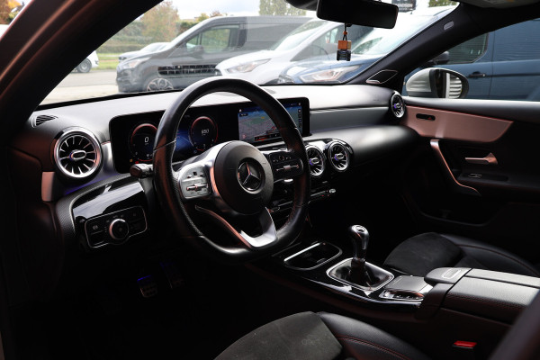 Mercedes-Benz A-Klasse A 180 d AMG pakket | Panorama dak | Burmester | Widescreen | Apple Carplay | Sfeerverlichting | Stoelverwarming | Alcantara | 360 PDC | Volledig onderhouden | Nieuwe Distributieriem Mercedes-Benz A-Klasse A 180 d AMG pakket | Panorama dak | Burmester | Widescreen | Apple Carplay | Sfeerverlichting | Stoelverwarming | Alcantara | 360 PDC | Volledig onderhouden | Nieuwe Distributieriem
