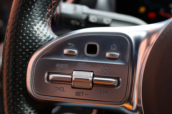 Mercedes-Benz A-Klasse A 180 d AMG pakket | Panorama dak | Burmester | Widescreen | Apple Carplay | Sfeerverlichting | Stoelverwarming | Alcantara | 360 PDC | Volledig onderhouden | Nieuwe Distributieriem Mercedes-Benz A-Klasse A 180 d AMG pakket | Panorama dak | Burmester | Widescreen | Apple Carplay | Sfeerverlichting | Stoelverwarming | Alcantara | 360 PDC | Volledig onderhouden | Nieuwe Distributieriem