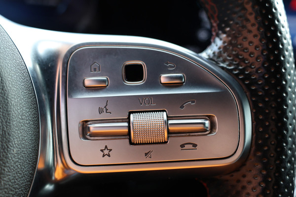 Mercedes-Benz A-Klasse A 180 d AMG pakket | Panorama dak | Burmester | Widescreen | Apple Carplay | Sfeerverlichting | Stoelverwarming | Alcantara | 360 PDC | Volledig onderhouden | Nieuwe Distributieriem Mercedes-Benz A-Klasse A 180 d AMG pakket | Panorama dak | Burmester | Widescreen | Apple Carplay | Sfeerverlichting | Stoelverwarming | Alcantara | 360 PDC | Volledig onderhouden | Nieuwe Distributieriem