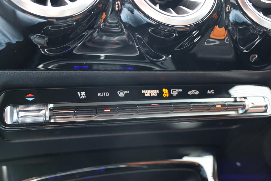 Mercedes-Benz A-Klasse A 180 d AMG pakket | Panorama dak | Burmester | Widescreen | Apple Carplay | Sfeerverlichting | Stoelverwarming | Alcantara | 360 PDC | Volledig onderhouden | Nieuwe Distributieriem Mercedes-Benz A-Klasse A 180 d AMG pakket | Panorama dak | Burmester | Widescreen | Apple Carplay | Sfeerverlichting | Stoelverwarming | Alcantara | 360 PDC | Volledig onderhouden | Nieuwe Distributieriem