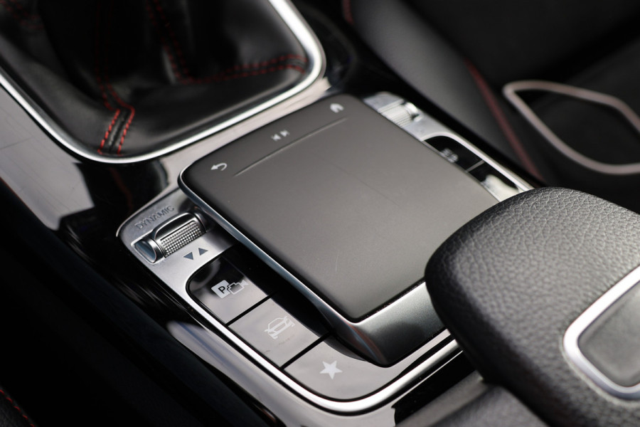 Mercedes-Benz A-Klasse A 180 d AMG pakket | Panorama dak | Burmester | Widescreen | Apple Carplay | Sfeerverlichting | Stoelverwarming | Alcantara | 360 PDC | Volledig onderhouden | Nieuwe Distributieriem Mercedes-Benz A-Klasse A 180 d AMG pakket | Panorama dak | Burmester | Widescreen | Apple Carplay | Sfeerverlichting | Stoelverwarming | Alcantara | 360 PDC | Volledig onderhouden | Nieuwe Distributieriem