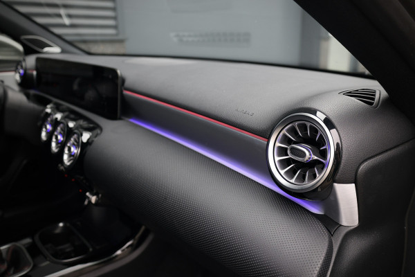 Mercedes-Benz A-Klasse A 180 d AMG pakket | Panorama dak | Burmester | Widescreen | Apple Carplay | Sfeerverlichting | Stoelverwarming | Alcantara | 360 PDC | Volledig onderhouden | Nieuwe Distributieriem Mercedes-Benz A-Klasse A 180 d AMG pakket | Panorama dak | Burmester | Widescreen | Apple Carplay | Sfeerverlichting | Stoelverwarming | Alcantara | 360 PDC | Volledig onderhouden | Nieuwe Distributieriem