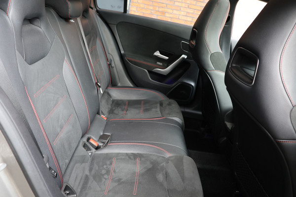 Mercedes-Benz A-Klasse A 180 d AMG pakket | Panorama dak | Burmester | Widescreen | Apple Carplay | Sfeerverlichting | Stoelverwarming | Alcantara | 360 PDC | Volledig onderhouden | Nieuwe Distributieriem Mercedes-Benz A-Klasse A 180 d AMG pakket | Panorama dak | Burmester | Widescreen | Apple Carplay | Sfeerverlichting | Stoelverwarming | Alcantara | 360 PDC | Volledig onderhouden | Nieuwe Distributieriem