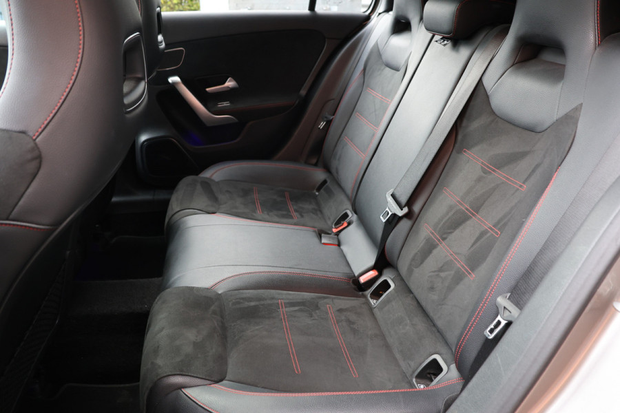 Mercedes-Benz A-Klasse A 180 d AMG pakket | Panorama dak | Burmester | Widescreen | Apple Carplay | Sfeerverlichting | Stoelverwarming | Alcantara | 360 PDC | Volledig onderhouden | Nieuwe Distributieriem Mercedes-Benz A-Klasse A 180 d AMG pakket | Panorama dak | Burmester | Widescreen | Apple Carplay | Sfeerverlichting | Stoelverwarming | Alcantara | 360 PDC | Volledig onderhouden | Nieuwe Distributieriem
